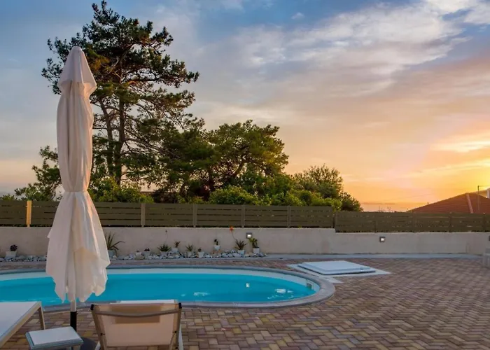 Arktos Sunset Villa *